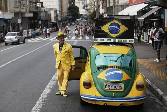 Quảng cáo xe hơi 'đọ giày' trên đấu trường World Cup